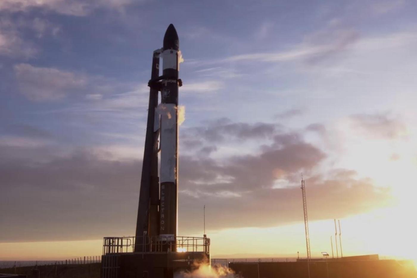 忘记 SpaceX，火箭实验室用……一架直升机追赶其飞行中的火箭